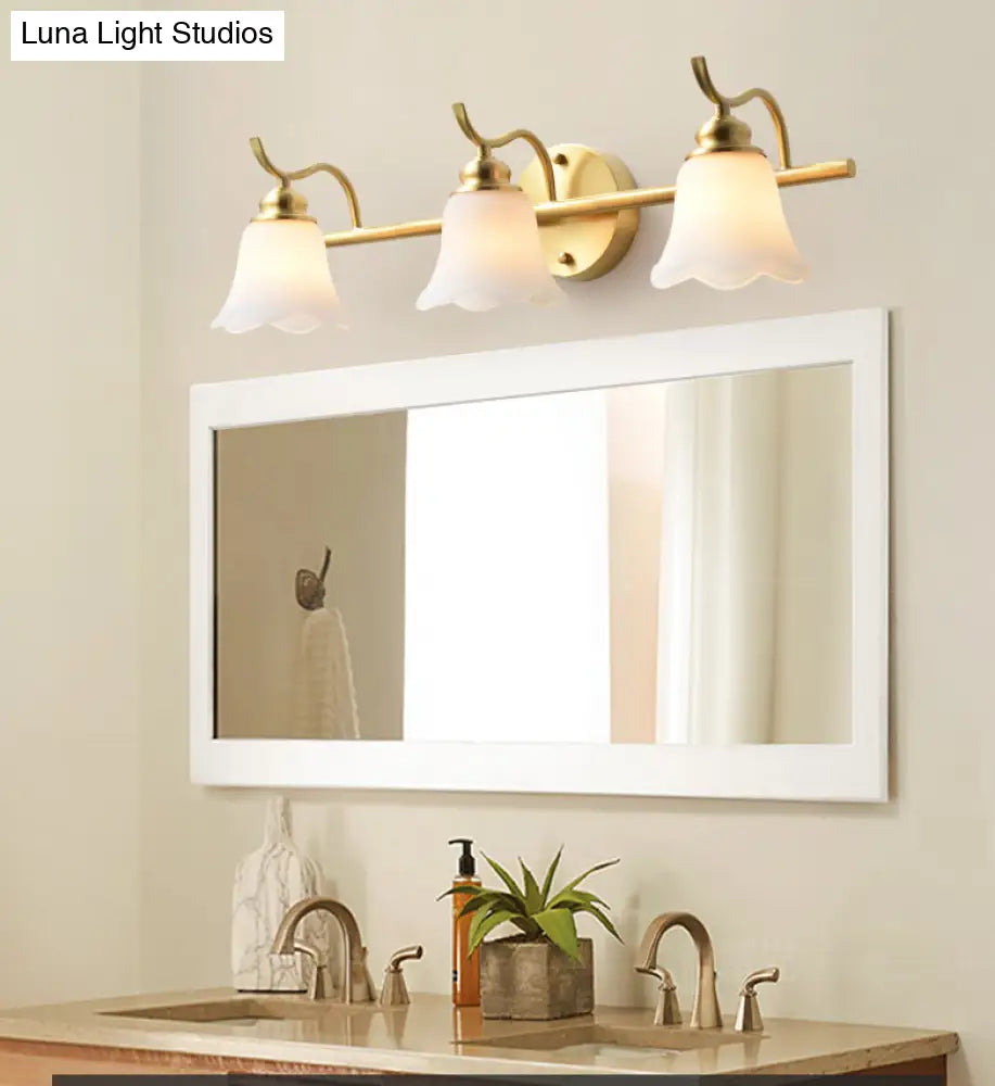 Aplique de pared American Brass con cristal esmerilado para iluminación interior descendente