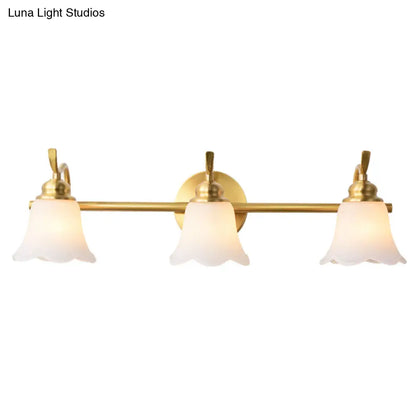 Aplique de pared American Brass con cristal esmerilado para iluminación interior descendente