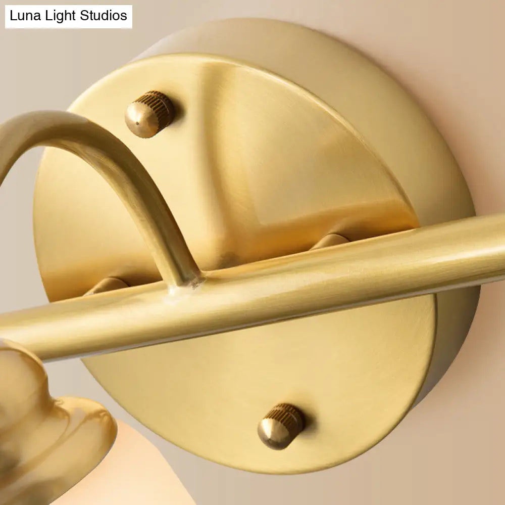 Aplique de pared American Brass con cristal esmerilado para iluminación interior descendente