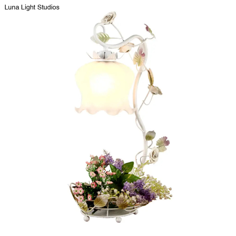 Lámpara de mesa American Flower Night Light con pantalla de cristal blanco esmerilado con volantes en blanco/rojo - Lámpara de dormitorio de 1 luz