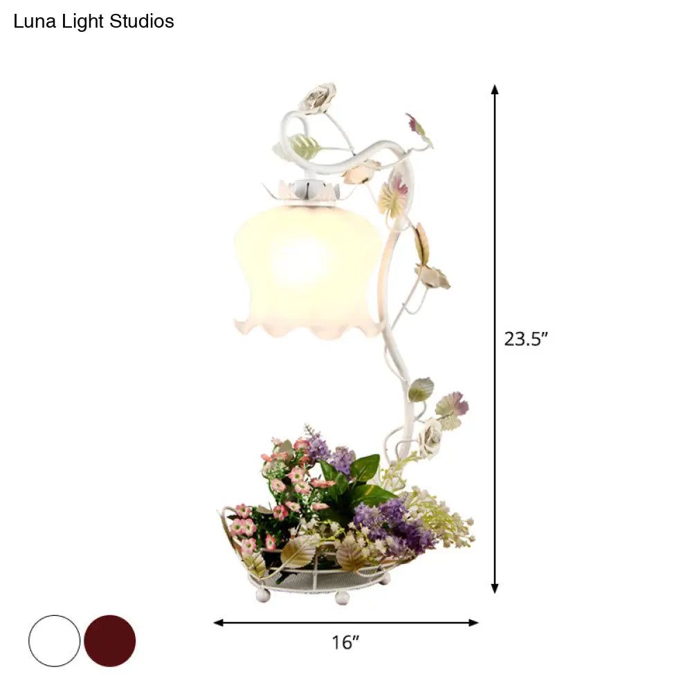 Lámpara de mesa American Flower Night Light con pantalla de cristal blanco esmerilado con volantes en blanco/rojo - Lámpara de dormitorio de 1 luz