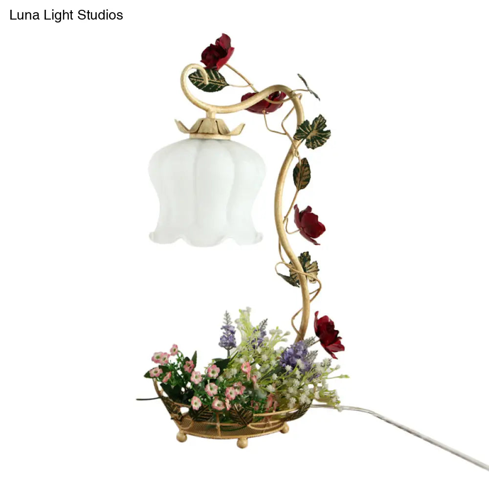 Lámpara de mesa American Flower Night Light con pantalla de cristal blanco esmerilado con volantes en blanco/rojo - Lámpara de dormitorio de 1 luz