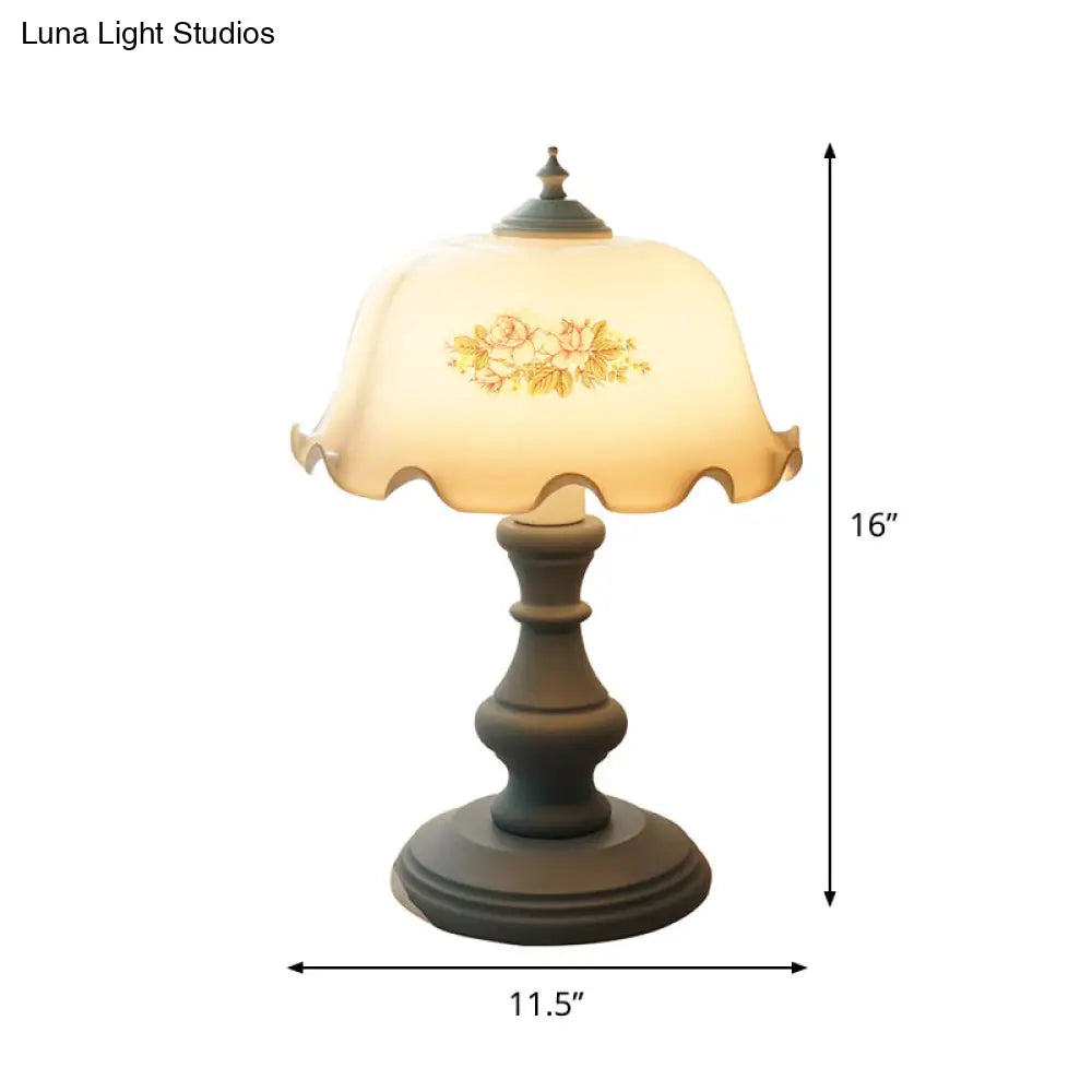 Lámpara de mesa de noche American Flower de cristal blanco con diseño de cuenco con borde ondulado y luz de mesilla azul