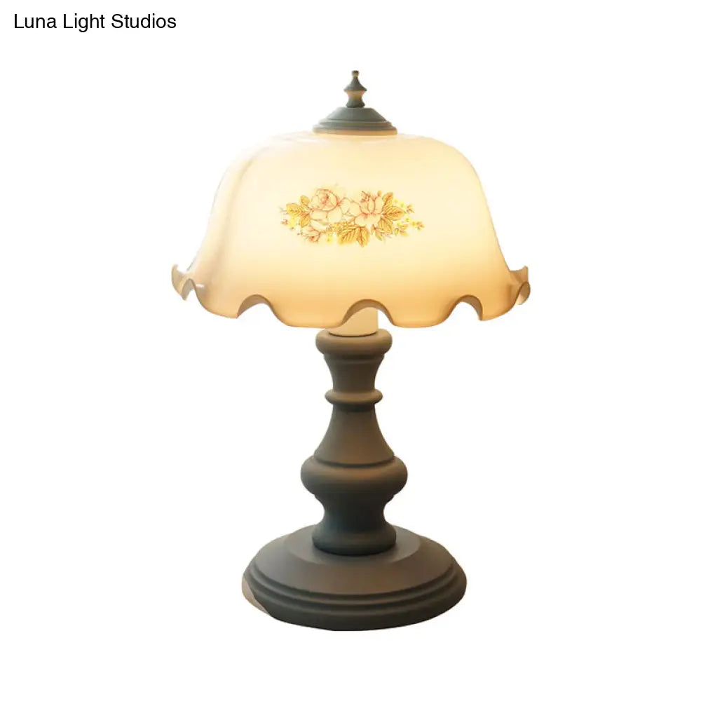 Lámpara de mesa de noche American Flower de cristal blanco con diseño de cuenco con borde ondulado y luz de mesilla azul