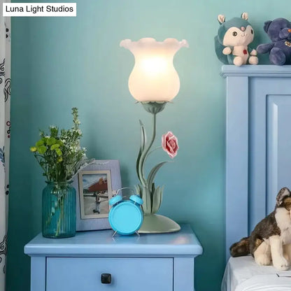 Lámpara de mesilla de noche American Garden con diseño floral en tonos beige, blanco y verde, con cristal esmerilado lechoso, ideal para la sala de estar.