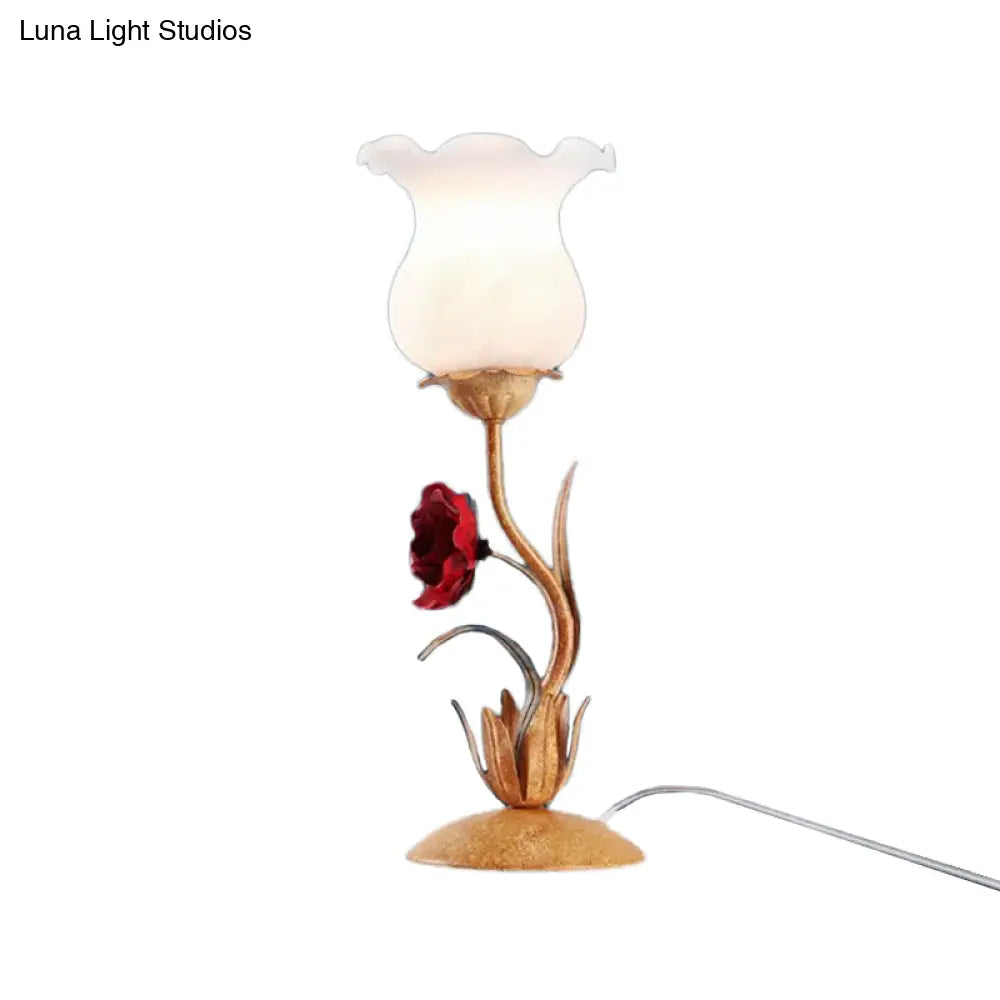 Lámpara de mesilla de noche American Garden con diseño floral en tonos beige, blanco y verde, con cristal esmerilado lechoso, ideal para la sala de estar.