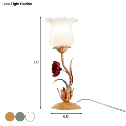 Lámpara de mesilla de noche American Garden con diseño floral en tonos beige, blanco y verde, con cristal esmerilado lechoso, ideal para la sala de estar.