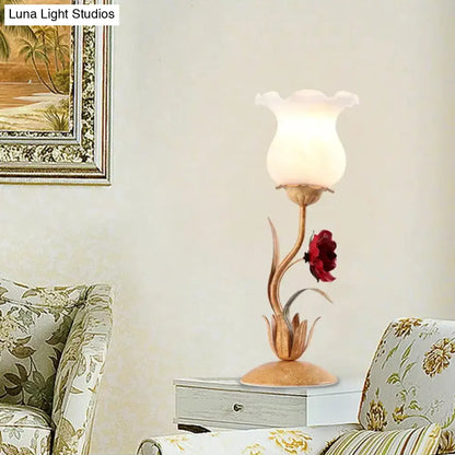 Lámpara de mesilla de noche American Garden con diseño floral en tonos beige, blanco y verde, con cristal esmerilado lechoso, ideal para la sala de estar.
