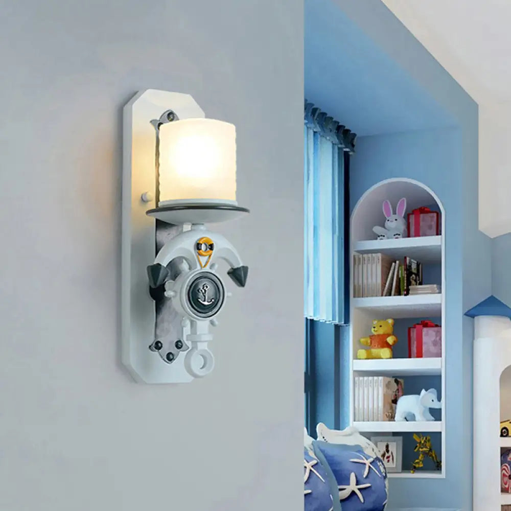 Lámpara de pared infantil con brazo articulado y pantalla de cristal opalino.