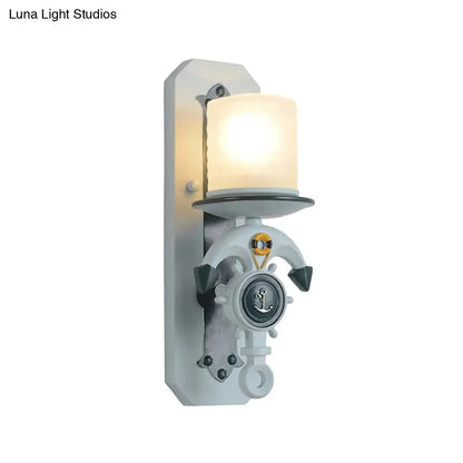 Lámpara de pared infantil con brazo articulado y pantalla de cristal opalino.