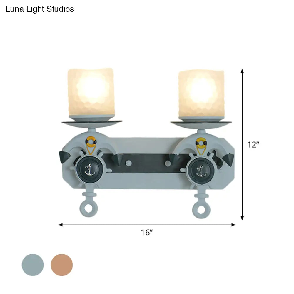 Lámpara de pared infantil con brazo articulado y pantalla de cristal opalino.