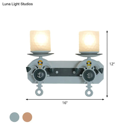 Lámpara de pared infantil con brazo articulado y pantalla de cristal opalino.