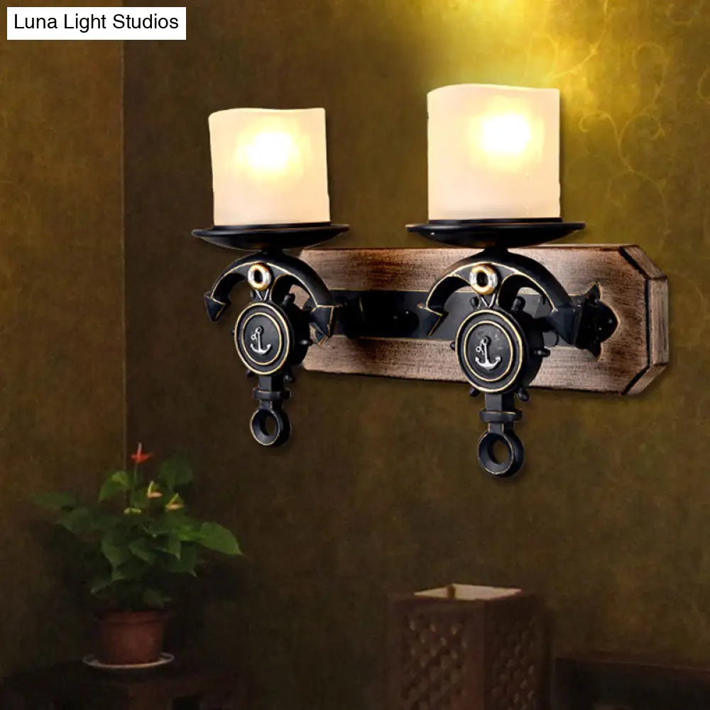 Lámpara de pared infantil con brazo articulado y pantalla de cristal opalino.