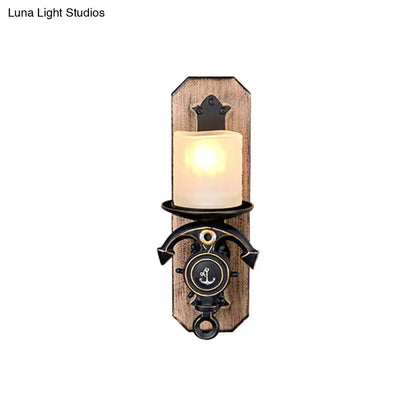 Lámpara de pared infantil con brazo articulado y pantalla de cristal opalino.