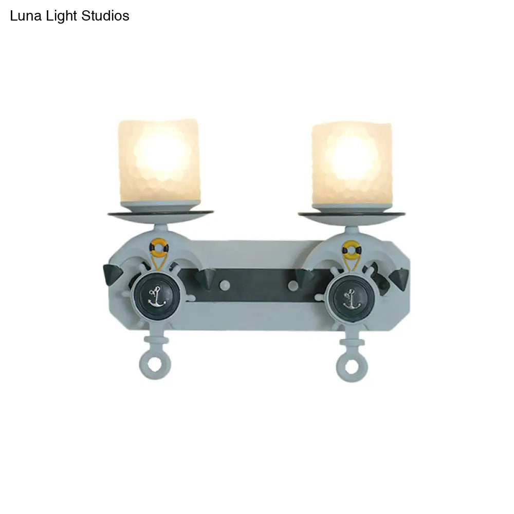 Lámpara de pared infantil con brazo articulado y pantalla de cristal opalino.