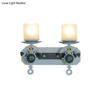 Lámpara de pared infantil con brazo articulado y pantalla de cristal opalino.