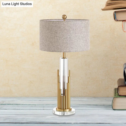 Ankaa - Lámpara de noche de tela con pantalla redonda modernista, lámpara de mesa de lino de 1 cabezal con base acanalada dorada