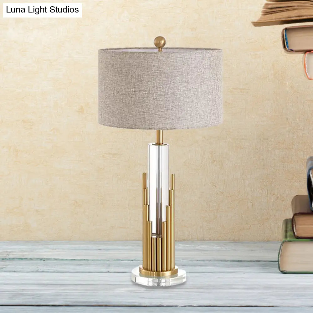 Ankaa - Lámpara de noche de tela con pantalla redonda modernista, lámpara de mesa de lino de 1 cabezal con base acanalada dorada