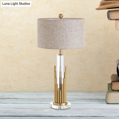 Ankaa - Lámpara de noche de tela con pantalla redonda modernista, lámpara de mesa de lino de 1 cabezal con base acanalada dorada