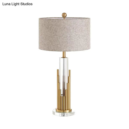 Ankaa - Lámpara de noche de tela con pantalla redonda modernista, lámpara de mesa de lino de 1 cabezal con base acanalada dorada