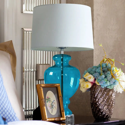 Annamaria - Lámpara de mesa retro de 1 cabezal para dormitorio, con base de cristal azul en forma de urna y pantalla de tela cilíndrica