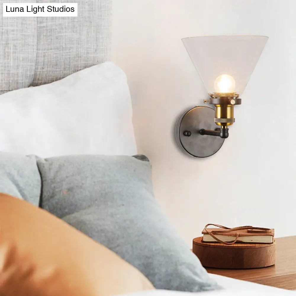 Aplique de pared DecorBites™ Antique de 1 luz con cristal transparente y cono negro para iluminación de cocina