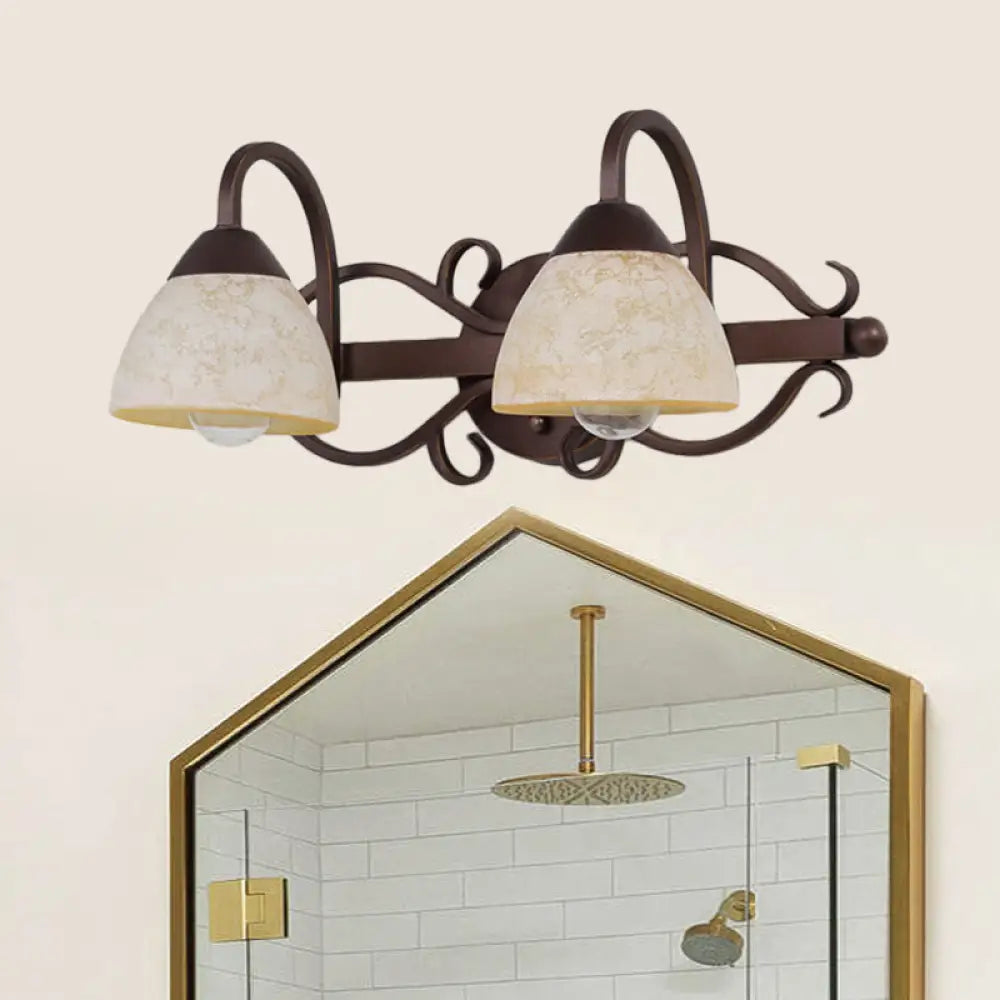 Aplique de pared antiguo de cristal beige con brazo curvo y múltiples bombillas para baño