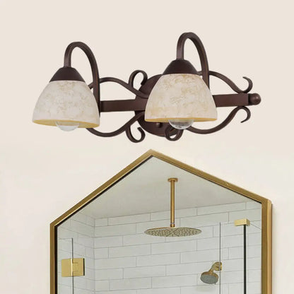 Aplique de pared antiguo de cristal beige con brazo curvo y múltiples bombillas para baño