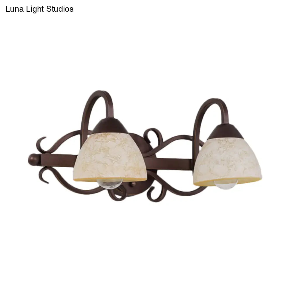 Aplique de pared antiguo de cristal beige con brazo curvo y múltiples bombillas para baño