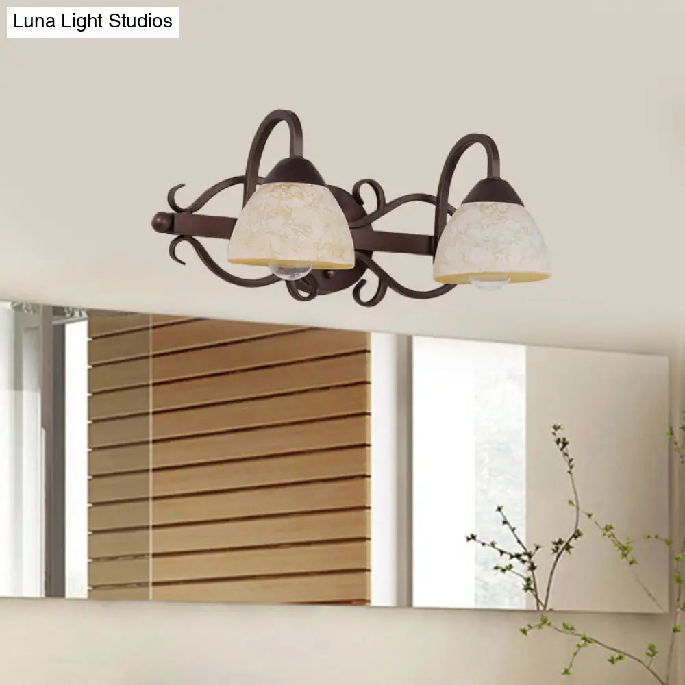 Aplique de pared antiguo de cristal beige con brazo curvo y múltiples bombillas para baño