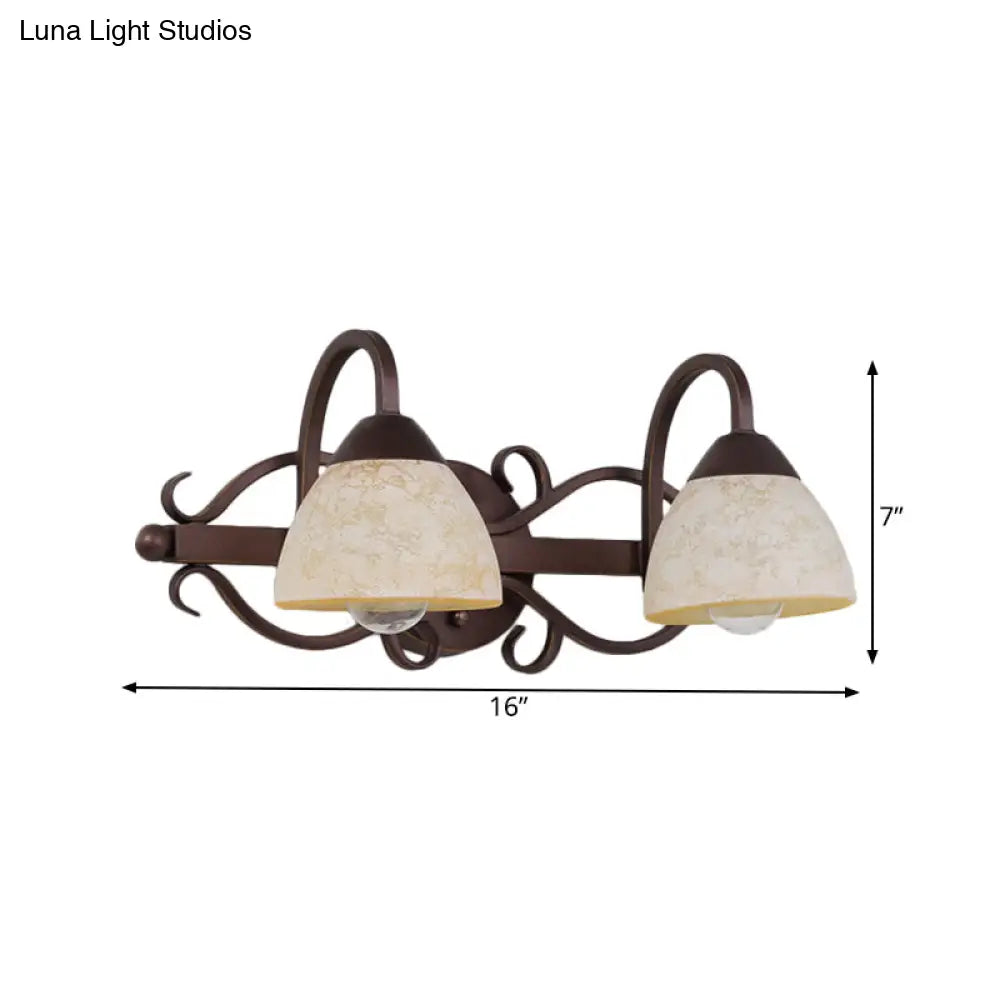 Aplique de pared antiguo de cristal beige con brazo curvo y múltiples bombillas para baño