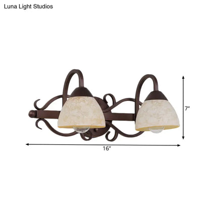 Aplique de pared antiguo de cristal beige con brazo curvo y múltiples bombillas para baño