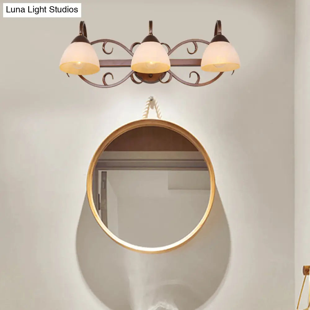 Aplique de pared antiguo de cristal beige con brazo curvo y múltiples bombillas para baño