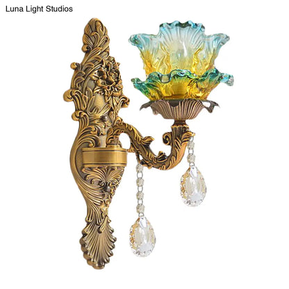 Aplique de pared antiguo de cristal degradado azul y amarillo con brazo tallado en latón