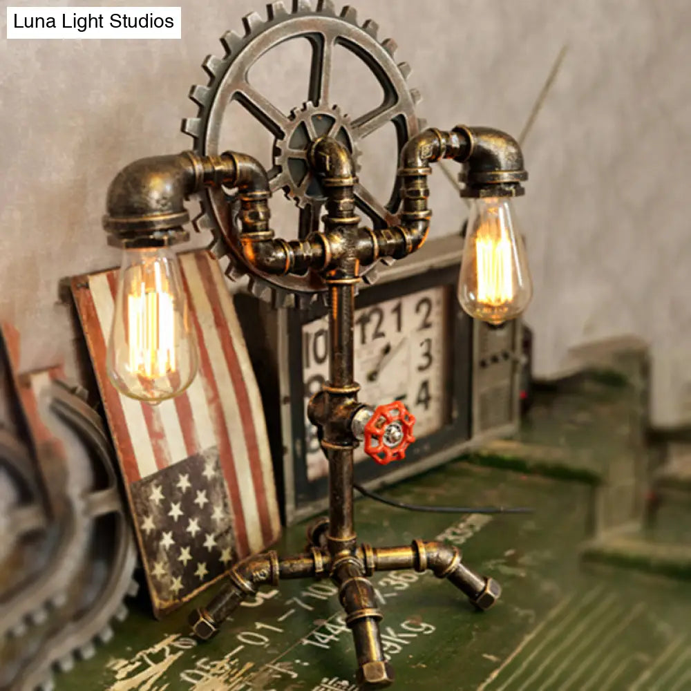 Lámpara de pie antigua de latón para dormitorio: Lámpara de mesa de 2 luces con tubo de agua y engranaje de hierro forjado.