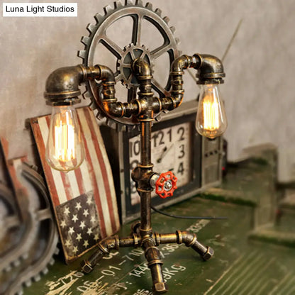 Lámpara de pie antigua de latón para dormitorio: Lámpara de mesa de 2 luces con tubo de agua y engranaje de hierro forjado.