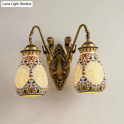 Aplique de pared de latón antiguo con cerámica, jarrón perforado, diseño tradicional y pequeño detalle de sirena.