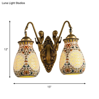 Aplique de pared de latón antiguo con cerámica, jarrón perforado, diseño tradicional y pequeño detalle de sirena.