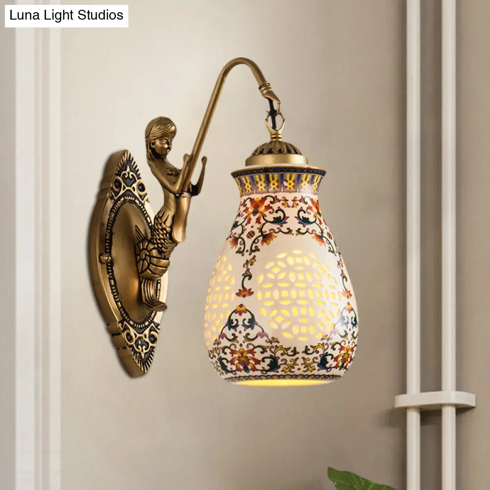 Aplique de pared de latón antiguo con cerámica, jarrón perforado, diseño tradicional y pequeño detalle de sirena.