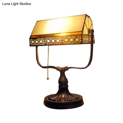 Lámpara de mesilla de noche geométrica de latón antiguo con una sola luz para mesita de noche.