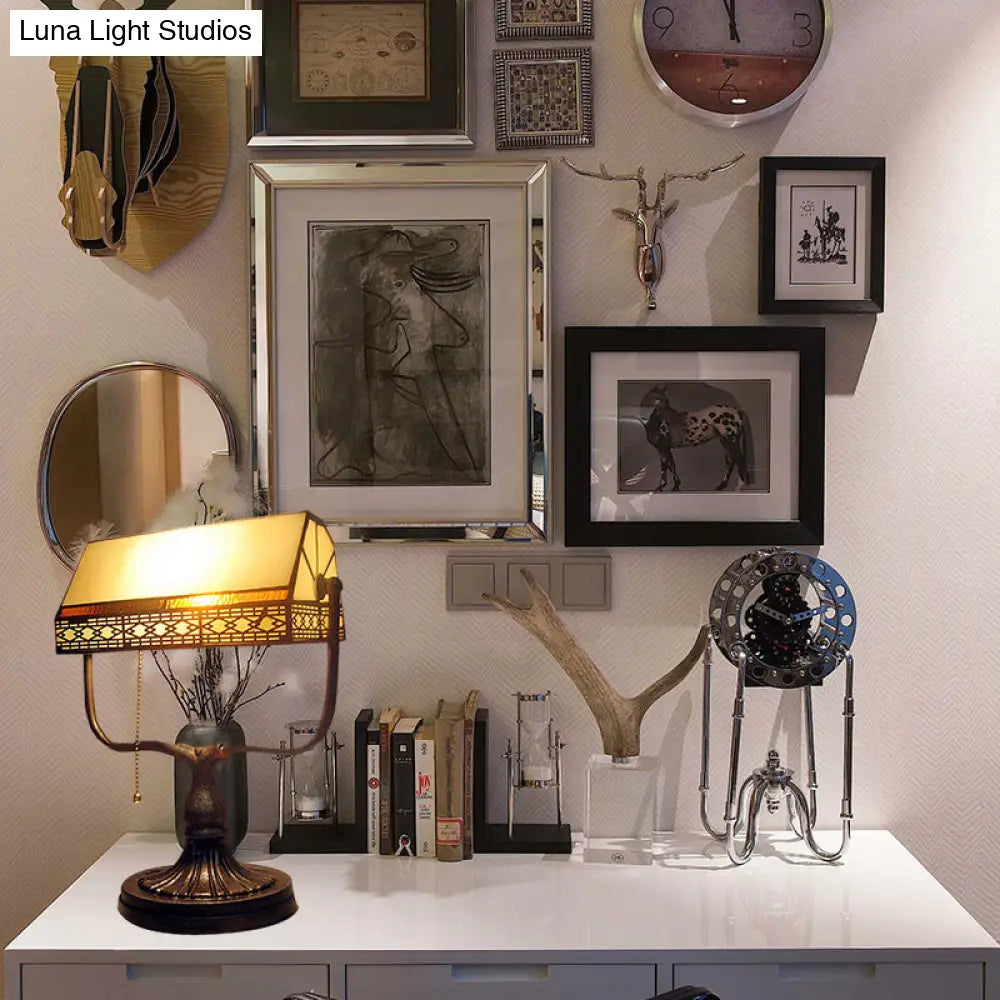 Lámpara de mesilla de noche geométrica de latón antiguo con una sola luz para mesita de noche.