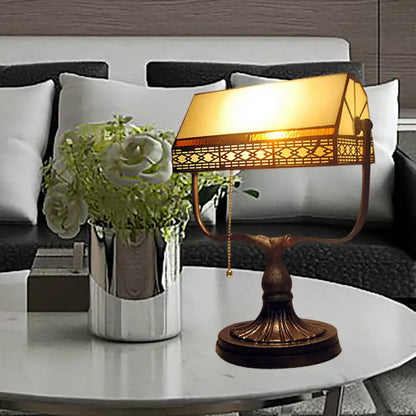 Lámpara de mesilla de noche geométrica de latón antiguo con una sola luz para mesita de noche.