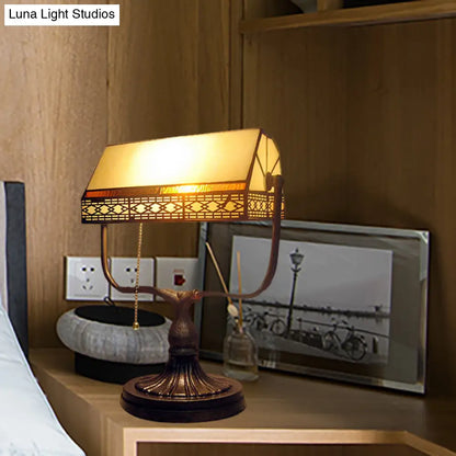 Lámpara de mesilla de noche geométrica de latón antiguo con una sola luz para mesita de noche.