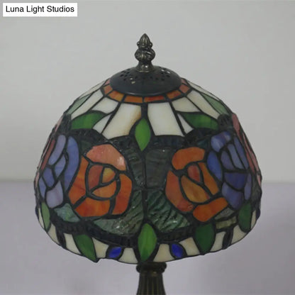 Lámpara de mesa de noche antigua de latón con un solo cabezal y vidriera mediterránea con diseño de rosas rosas, rojas y tulipanes.