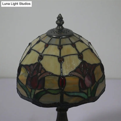 Lámpara de mesa de noche antigua de latón con un solo cabezal y vidriera mediterránea con diseño de rosas rosas, rojas y tulipanes.