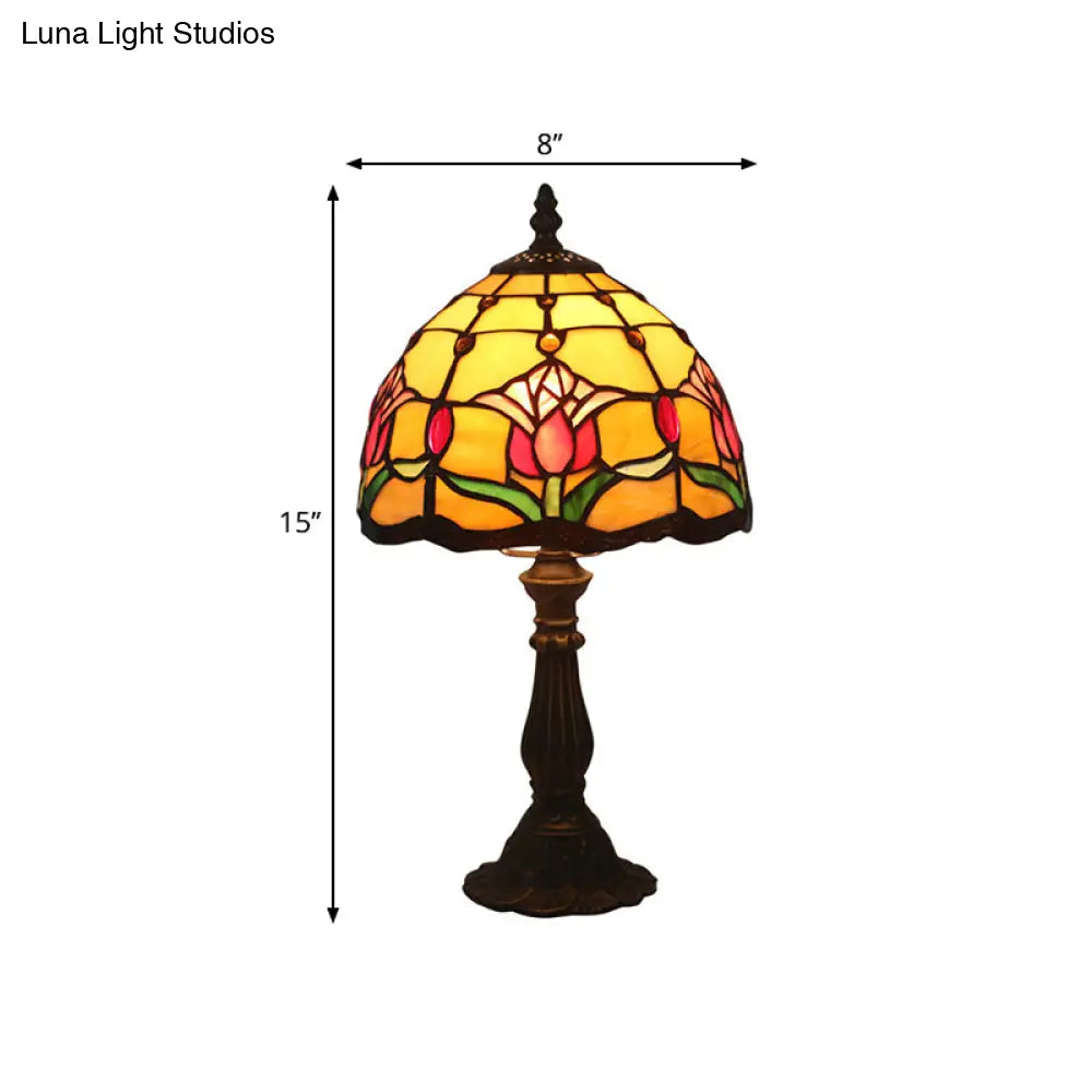 Lámpara de mesa de noche antigua de latón con un solo cabezal y vidriera mediterránea con diseño de rosas rosas, rojas y tulipanes.