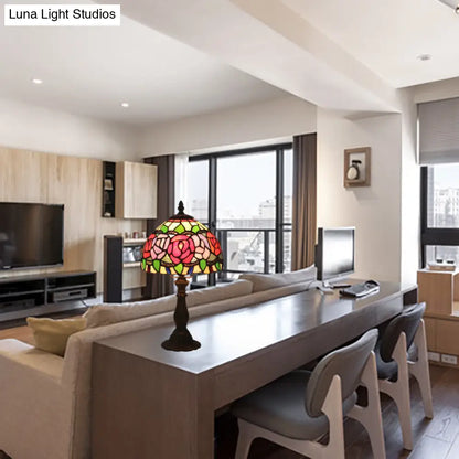 Lámpara de mesa de noche antigua de latón con un solo cabezal y vidriera mediterránea con diseño de rosas rosas, rojas y tulipanes.