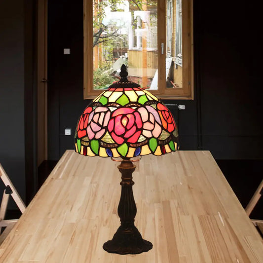 Lámpara de mesa de noche antigua de latón con un solo cabezal y vidriera mediterránea con diseño de rosas rosas, rojas y tulipanes.