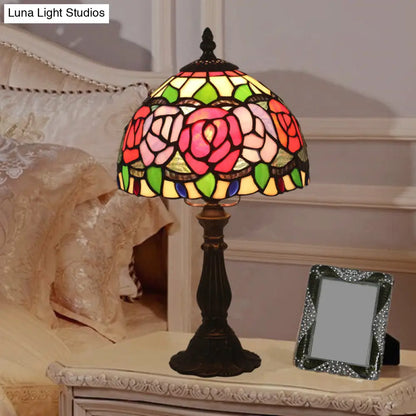 Lámpara de mesa de noche antigua de latón con un solo cabezal y vidriera mediterránea con diseño de rosas rosas, rojas y tulipanes.