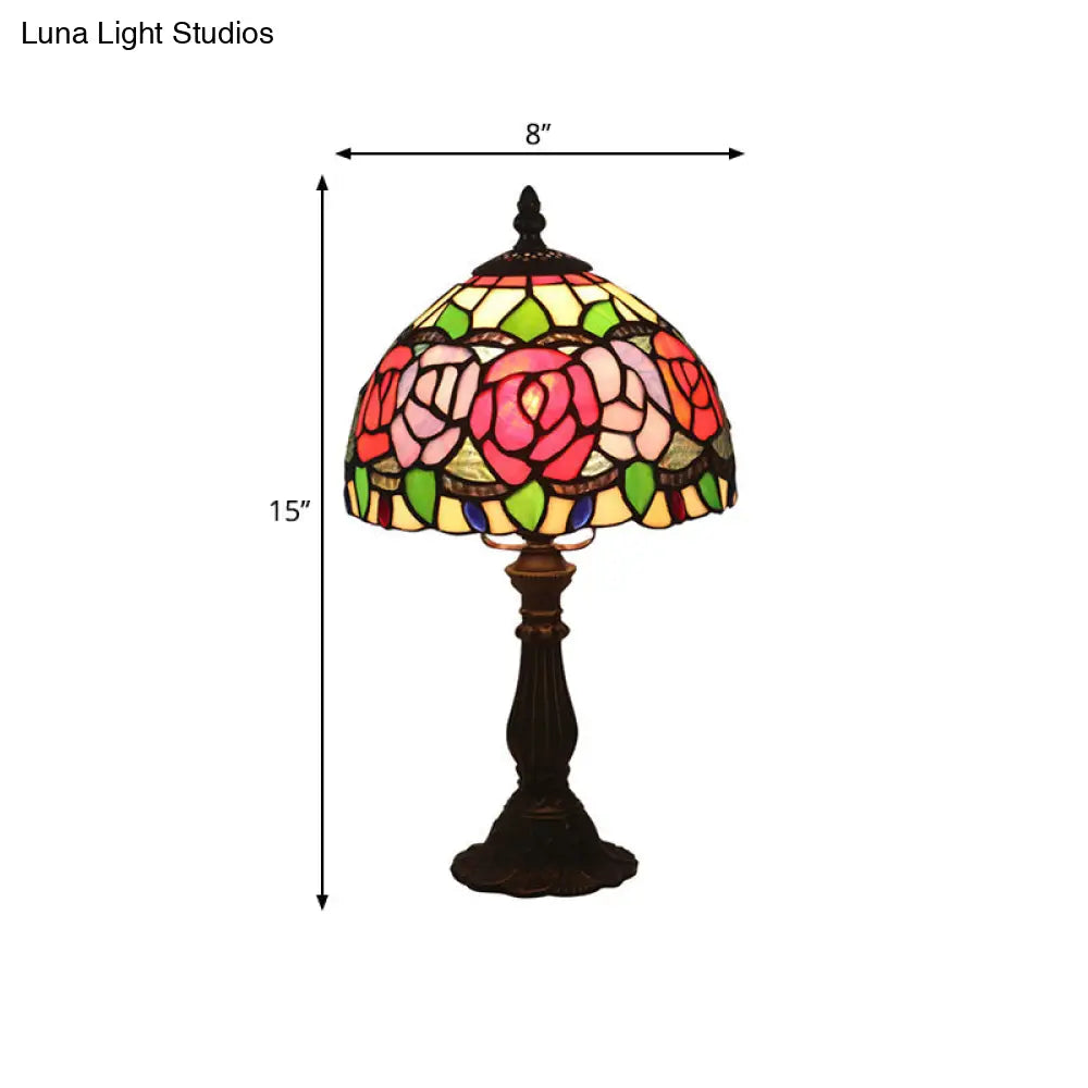 Lámpara de mesa de noche antigua de latón con un solo cabezal y vidriera mediterránea con diseño de rosas rosas, rojas y tulipanes.